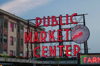 Seattle 'daki halka açık pazar merkezi tabelasının yakın çekimi.