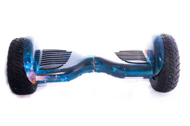 Beyaz arkaplanda izole edilmiş uçan kaykayın yakın çekimi