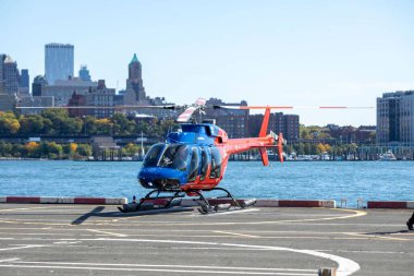 Güneşli bir sabahta suya inen bir helikopter.