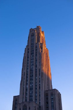 Günbatımında mavi bir arka planda Pittsburgh Üniversitesi 'nin dikey yakın çekimi.