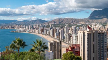 İspanya 'nın Akdeniz kıyısındaki Benidorm şehrinin güzel bir manzarası (Alicante, Valencia)