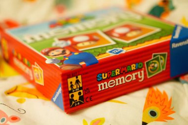 Ravensburger markası Süper Mario Bellek kart oyununun yakın plan bir resmi.