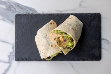 Etli ve sebzeli lavaş sarması.