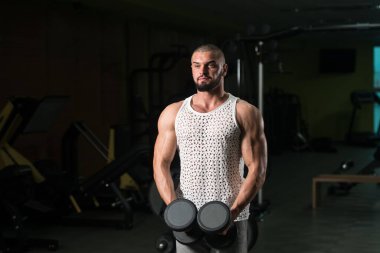 Spor salonunda çalışan çekici bir fitness modelinin portresi.