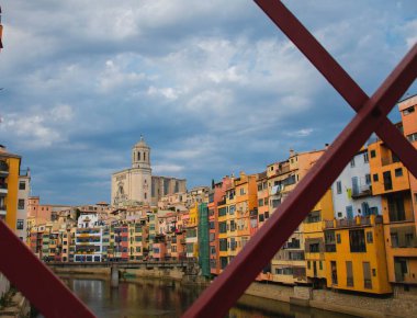 İspanya 'nın Girona kentindeki göl kenarındaki modern binaların alçak açılı görüntüsü