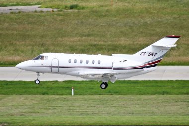 Özel bir iş jeti Hawker 800XPi İsviçre, Zürih 'e iniyor.