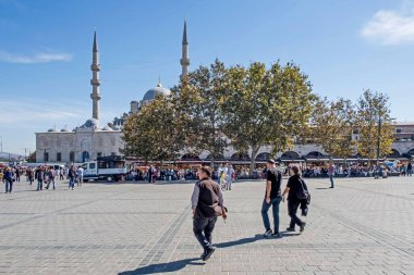Birçok turist güneşli bir günde eski şehir tarihi yapıları ve ağaçların keyfini çıkarıyor.