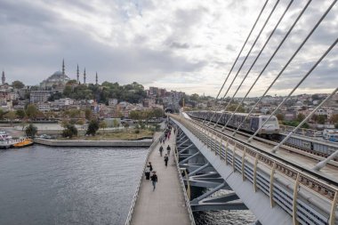 Türkiye 'nin İstanbul kentindeki Haliç metro köprüsünün yüksek açılı görüntüsü