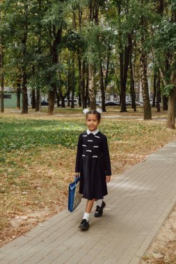 Belarus kökenli İspanyol bir kızın okula gidişinin dikey bir fotoğrafı.