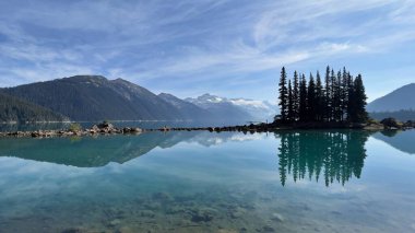 BC, Kanada 'daki dağların yakınındaki Garibaldi Gölü' nün güzel bir manzarası.