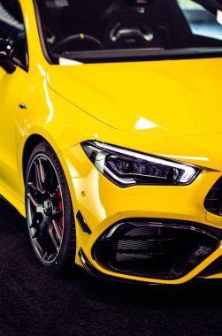 Sergi sırasında lüks sarı bir Mercedes Benz.