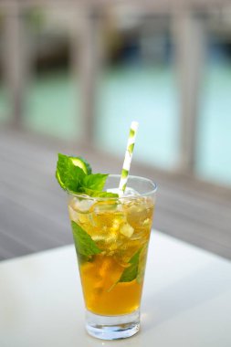 Beyaz masada taze bir kokteylin dikey çekimi.