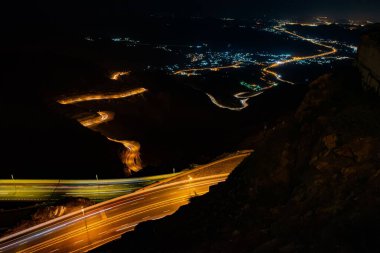 Gece bir otoban üzerinde uzun pozlu ışıkların yüksek açılı görüntüsü