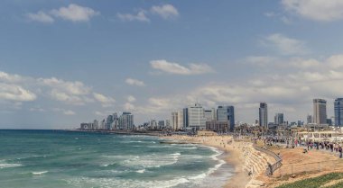 Güzel bir kumsal manzarası ve yüksek binalar.