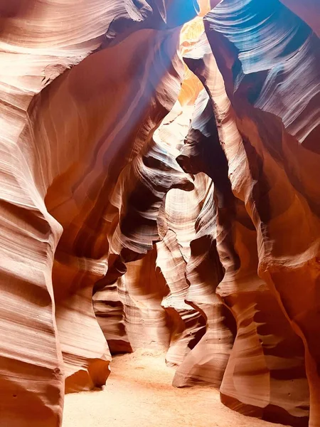 Disparo Vertical Las Cuevas Del Cañón Antelope Canyon Arizona —  Fotos de Stock