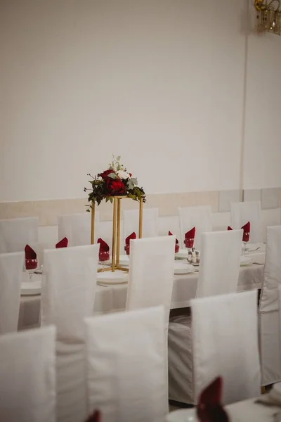 Μια Κάθετη Από Μεγάλα Τραπέζια Διακοσμημένα Λουλούδι Ανθοδέσμες Προετοιμασμένη Για — Φωτογραφία Αρχείου
