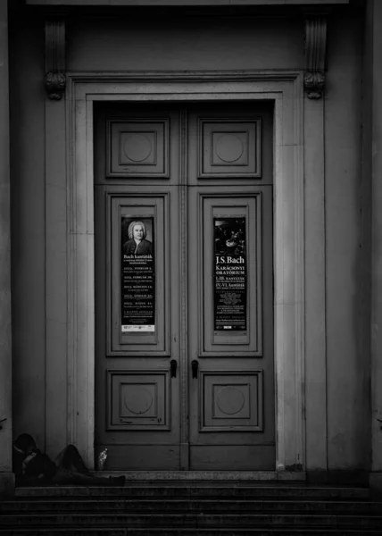 ハンガリー国立歌劇場のドアの前に横たわっていた酔った男の灰色のショット — ストック写真