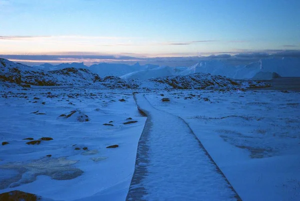 언덕들이 눈덮인 들판의 아름다운 — 스톡 사진