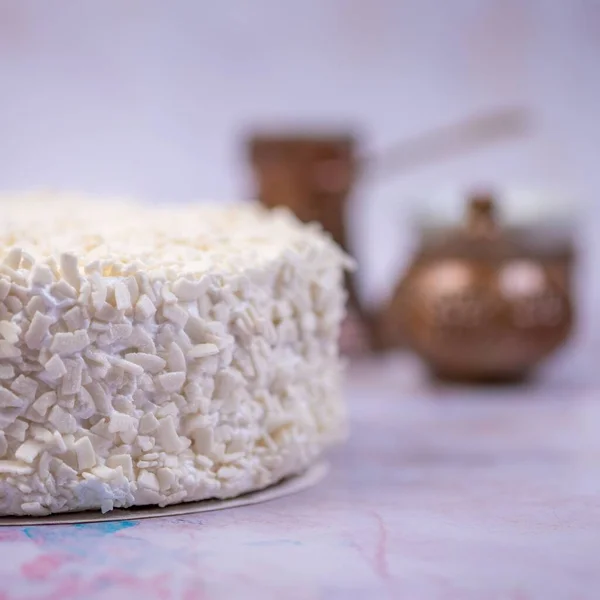 背景がぼやけている白いすりおろしたココナッツで覆われたココナッツチーズケーキのクローズアップ — ストック写真