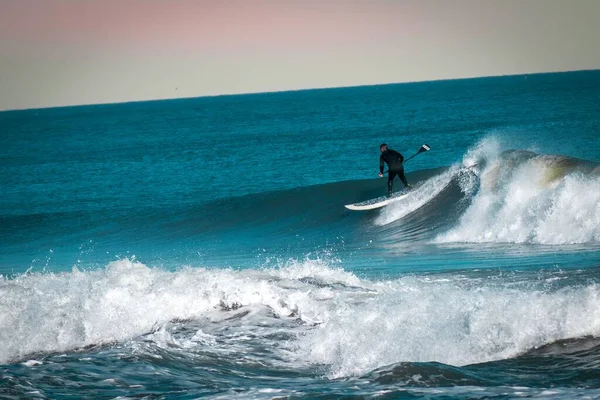 Scéna Muže Paddleboarding Moři Stojící Bílém Prkně Vlnách Dne — Stock fotografie
