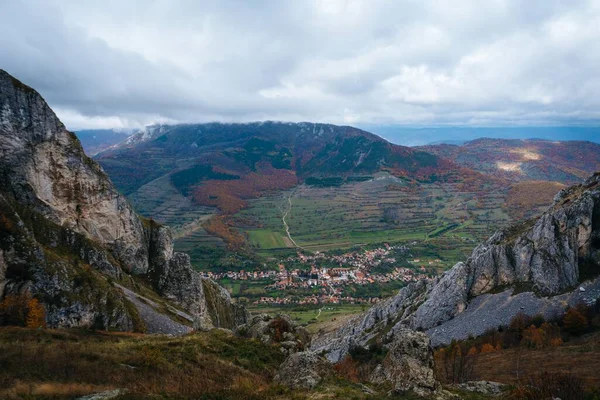 Pequeño Pueblo Rimetea Rumania Rodeado Grandes Montañas Bosques Día Sombrío —  Fotos de Stock