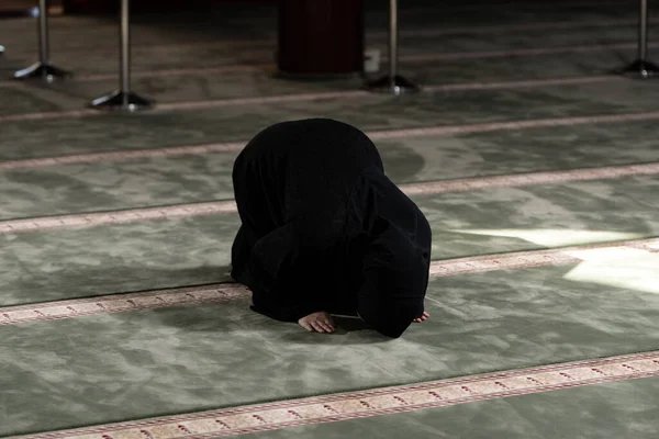 Seorang Wanita Muslim Dalam Gaun Hitam Dengan Hijab Berdoa Masjid — Stok Foto
