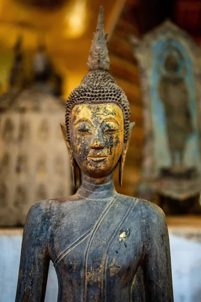 東南アジア ラオス ルアンパバーンのワット ヴィソウンにある古代の仏像 — ストック写真
