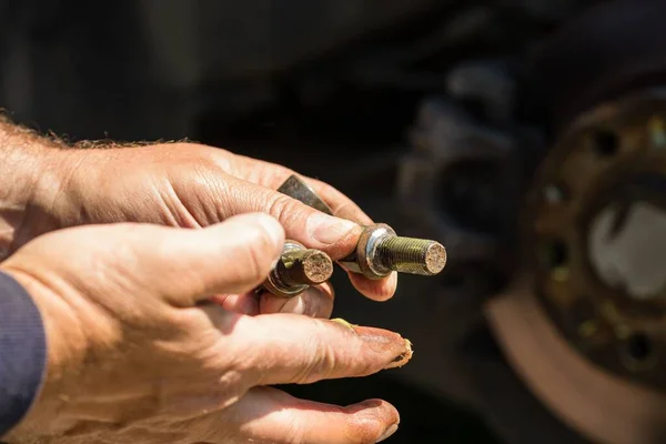 Zbliżenie Rąk Mechanika Czyszczącego Naprawiającego Układ Hamulcowy Samochodu — Zdjęcie stockowe