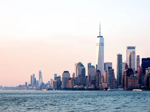 粉红日落时美国纽约市曼哈顿的空中天际线 — 图库照片