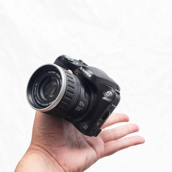 Uma Pessoa Segurando Uma Câmera Compacta Fujifilm Finepix S5200 Fundo — Fotografia de Stock