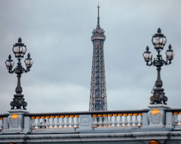 Die Spitze Des Berühmten Eiffelturms Hintergrund Der Pont Alexandre Iii — Stockfoto