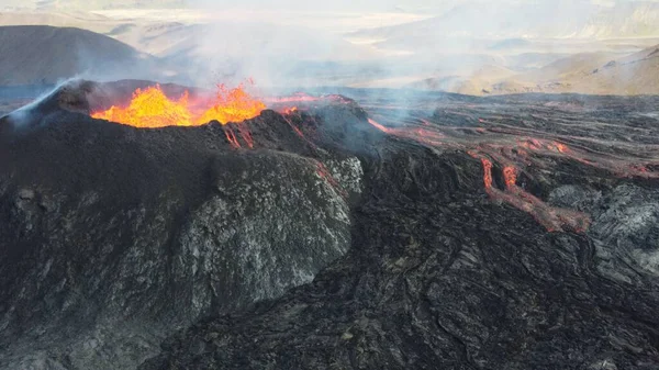 夏威夷莫纳罗亚火山喷发的一片闪电带着蓝天的烟雾 — 图库照片