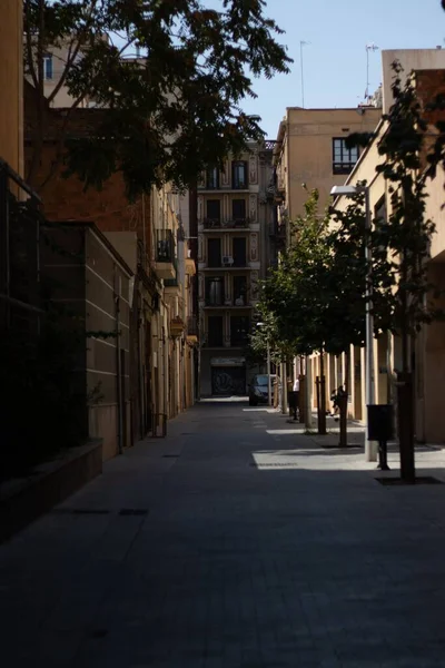西班牙巴塞罗那一条有老旧建筑的小巷的垂直截图 — 图库照片