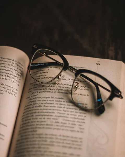 Egy Közeli Szemüveg Nyitott Könyv — Stock Fotó