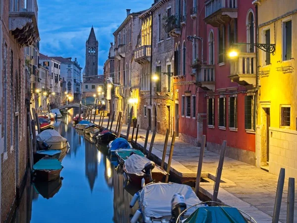 ヴェネツィア イタリアの運河と伝統的なゴンドラの魅力的な景色 — ストック写真