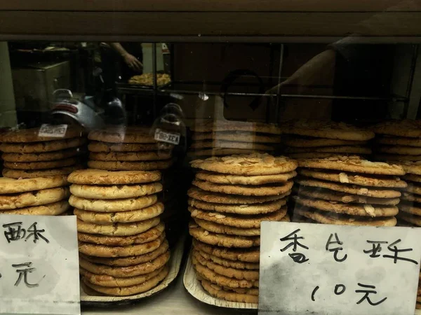 日本一家商店里陈列了一盒堆满了生米饼干的特写镜头 — 图库照片