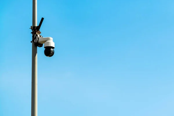 Eine Überwachungskamera Auf Einem Straßenposten — Stockfoto