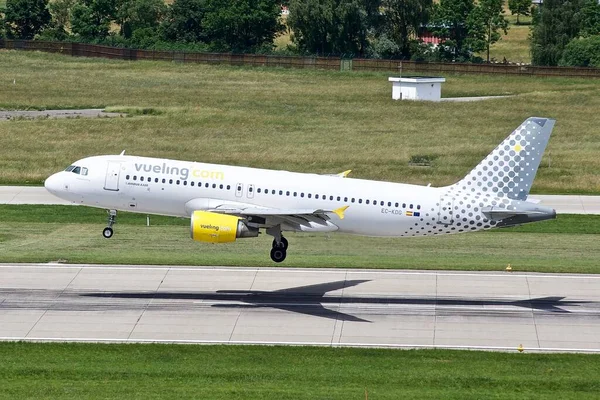 Uma Aterrissagem Vueling Airbus Aeroporto Zurique Suíça — Fotografia de Stock