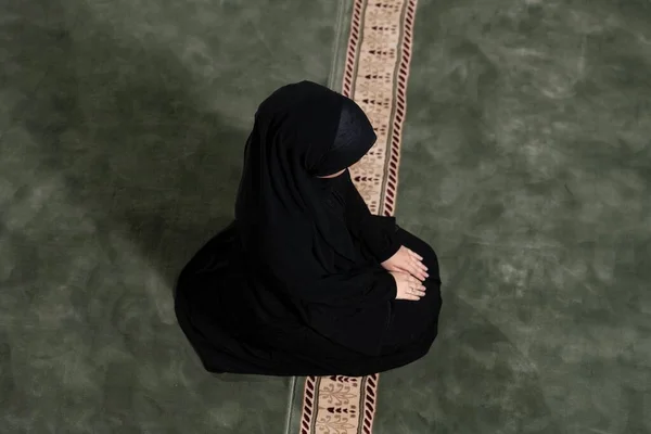 Siyah Elbiseli Tesettürlü Camide Dua Eden Müslüman Bir Kadının Yüksek — Stok fotoğraf