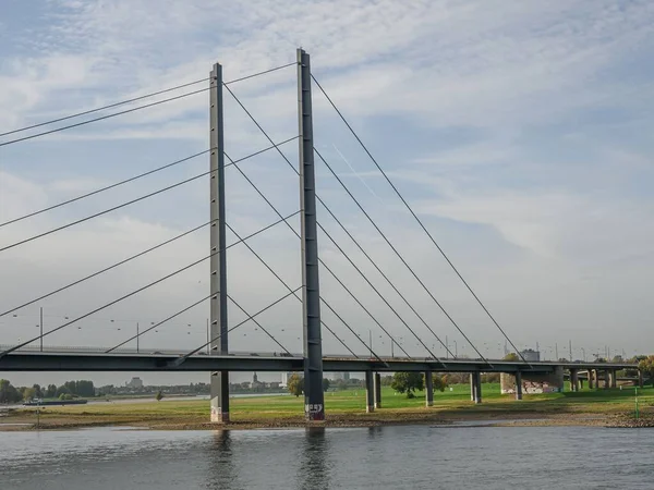 Piękne Ujęcie Metalowego Mostu Nad Renem Dusseldorfie — Zdjęcie stockowe