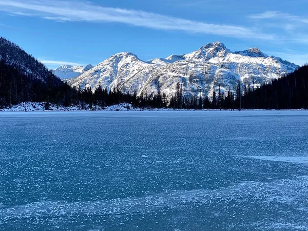 Lago Alpino Blu Ghiacciato Sullo Sfondo Una Montagna Innevata — Foto Stock