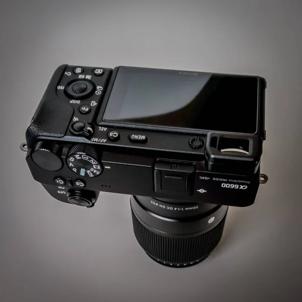 Uno Scatto Scala Grigi Una Fotocamera Professionale Sony A6600 Apsc — Foto Stock
