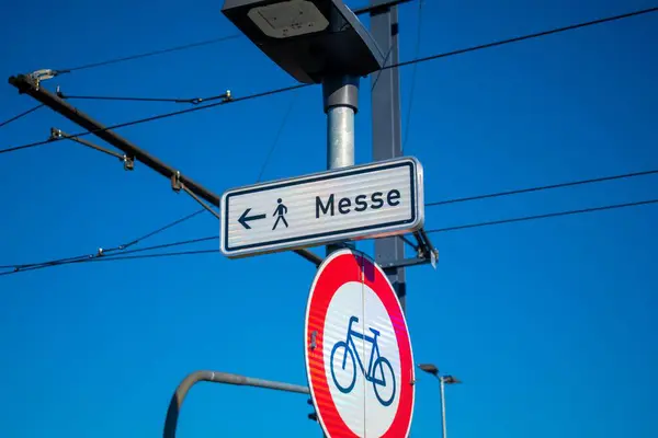 Вуличний Знак Стовпі Шлях Ярмарку Велосипеда — стокове фото