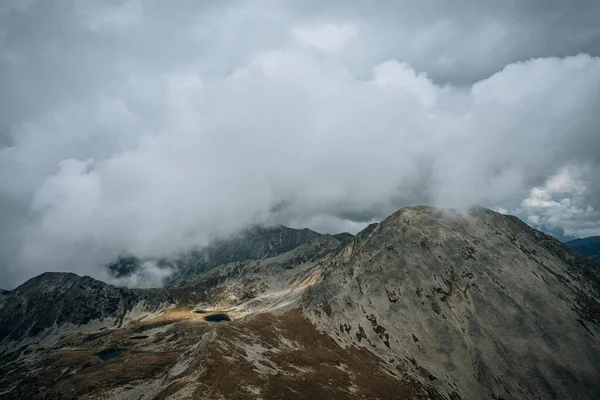Ett Vackert Landskap Stora Berg Med Klippiga Toppar Den Molniga — Stockfoto