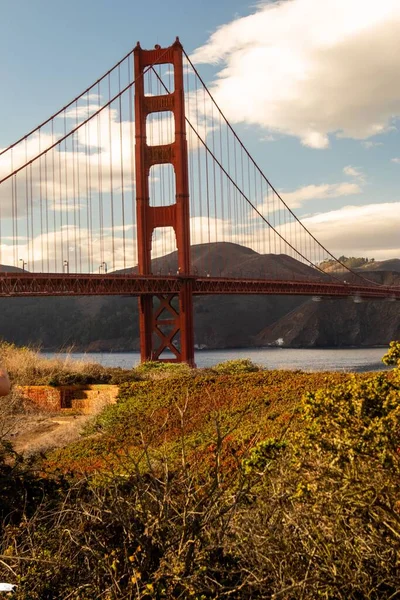 Uma Foto Vertical Golden Gate Bridge São Francisco Dia Ensolarado — Fotografia de Stock