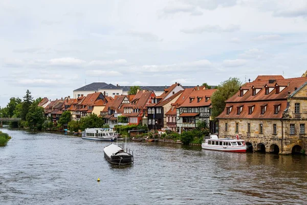 Barcos Rio Regnitz Com Edifícios Históricos Antiga Cidade Bamberg Alemanha — Fotografia de Stock