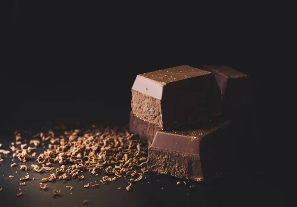 Close Barras Chocolate Flocos Uma Superfície Preta Fundo Isolado — Fotografia de Stock