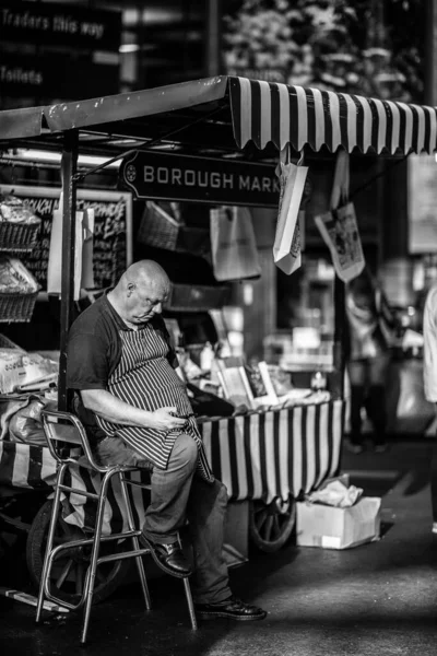 Ένας Κάθετο Καυκάσιος Άνδρας Ποδιά Κάθεται Στο Borough Market Στο — Φωτογραφία Αρχείου