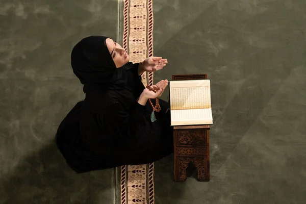 Una Musulmana Caucásica Levantando Las Manos Mientras Reza Una Mezquita — Foto de Stock