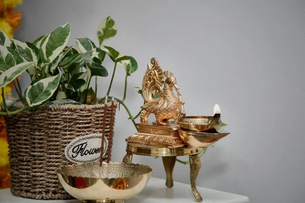 花器の横にあるインドの伝統的なランプ — ストック写真